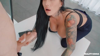 Jenna Swhite on her knees gives blowjob to Jordi