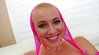 Leggy bitch Riley Nixon fingers her ass to wink her sphincter