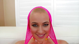 Leggy bitch Riley Nixon fingers her ass to wink her sphincter