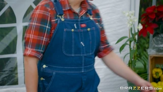 Eva Lovia sucks customer's fat cock unbeknownst to the husband