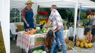 Eva Lovia sucks customer's fat cock unbeknownst to the husband