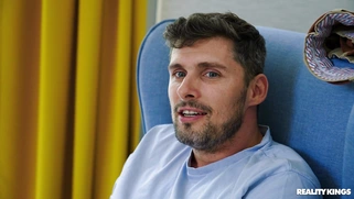 Scarlett Jones gets fucked by Kristof Cale standing