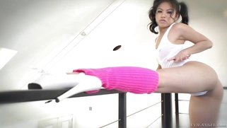 Cindy Starfall teases us with her all-natural, slender body