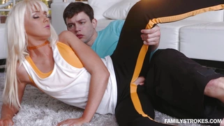 Marie McCray gets her eager waiting pussy slammed in spoon