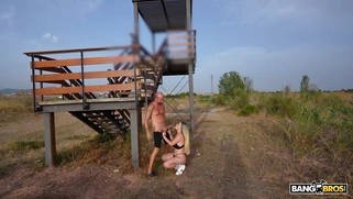 MILF Kourtney Love is sucking Potro De Bilbao's big dick