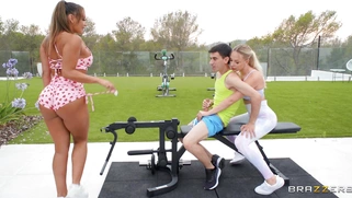 La Paisita Oficial and Angie Lynx are sucking Jordi's cock outdoors