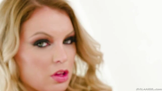 Kenzie Taylor flaunts her ginormous tits