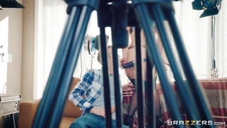 Jennifer White flaunts her ass while sucking monster cock