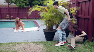 Richelle Ryan caught two guys jerking on her