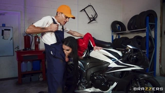 Jada Sparks deepthroats Jordi's cock