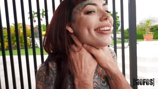 MILF Tiger Lilly rides Jmac poolside