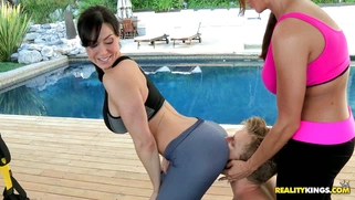 Kendra Lust and Ariella Ferrera smashed his head in between their asses