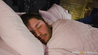 Mom Amber Jayne sits on the guy's chest to get pussy licked