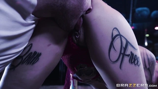 Nasty stripper Leigh Raven gets her slit licked