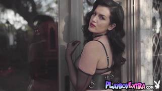 Sexy Diva drops off her slutty lingerie