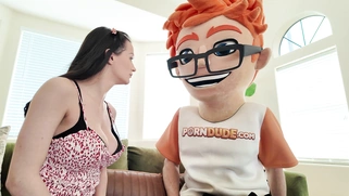 Summer Renee’s Handjob and Masturbation Heat Up the Couch