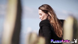 Jasmin reveals her pussy in the desert