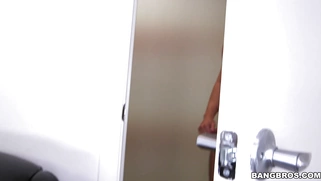 Chloe Amour pleasures lucky dick with her hand and mouth