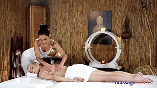 Эротический фистинг киски и сексуальные оргазмы сидя на лице