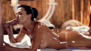 Массажист оттрахал сексуальную клиентку брюнетку