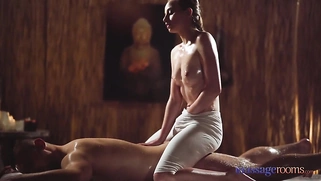 миниатюрная чешская блондинка Леди Баг скользкая мастурбирует и секс с наездницей