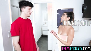 Dude eating and fucking MILF aunts pussy