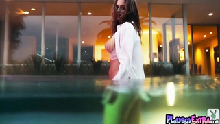 Teen reveals her pussy under the water