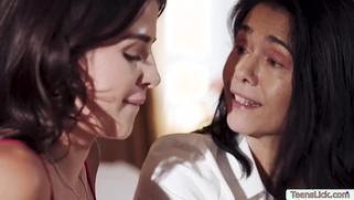 Back massage turns into a pussy licking session