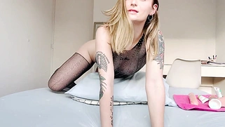 Wet pussy babe closeup masturbation