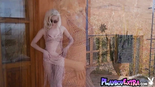Nude blondie reveals her natural curves