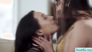 Hollywood look a like licked by lesbian babe