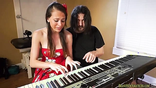 Teen amateur fucking for a singing career chance