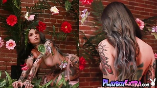 Confident naked hottie shows her tattoos