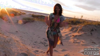Hot Babe Masturbates on Public Beach