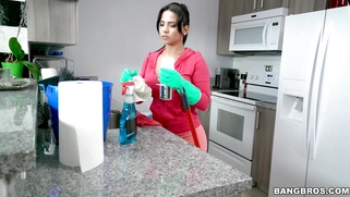 Rose Monroe in leggings cleans the kitchen and shows her ass