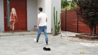 Jessa Rhodes allures the guy to her home to fuck her