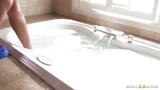 Jayden Jaymes solo masturbating in the bathtub