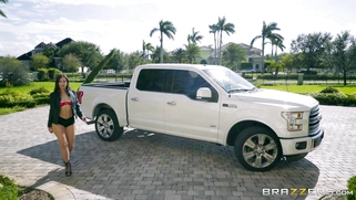 Kelsi Monroe came to Sean to demonstrate her booty