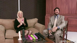 Sexpert Rhylee Richards toy-fucking her flawless pussy