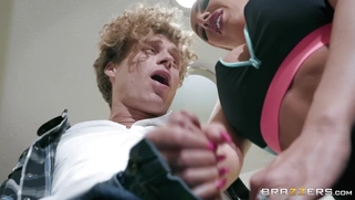 MILF Richelle Ryan gives nice blowjob in POV