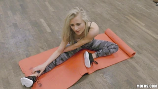 Lindsey Cruz does sport exercises in the gym