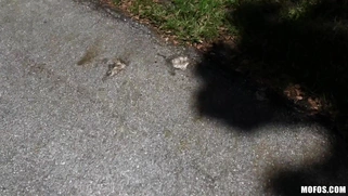 Sofie Reyez gives a quick blowjob to her BF outdoors