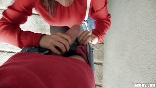Lucia Nieto gives blowjob outdoors to get some extra cash