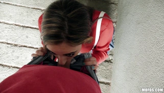 Lucia Nieto gives blowjob outdoors to get some extra cash