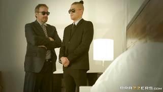 Mandy Muse tries to seduce her guard Xander