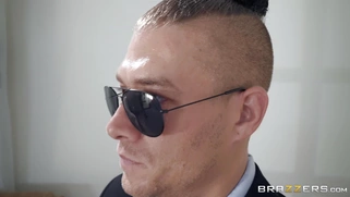 Mandy Muse tries to seduce her guard Xander